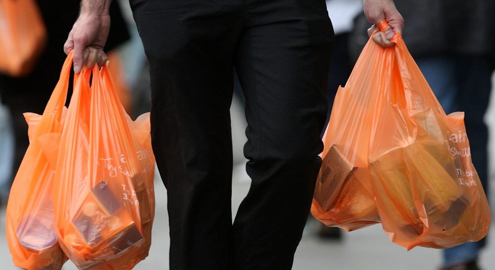 Prodhuesit kunder ndalimit te qeseve plastike, pasoja te medha ne ekonomi